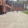 wassergebundene wegedecke vor historischen Gebäuden